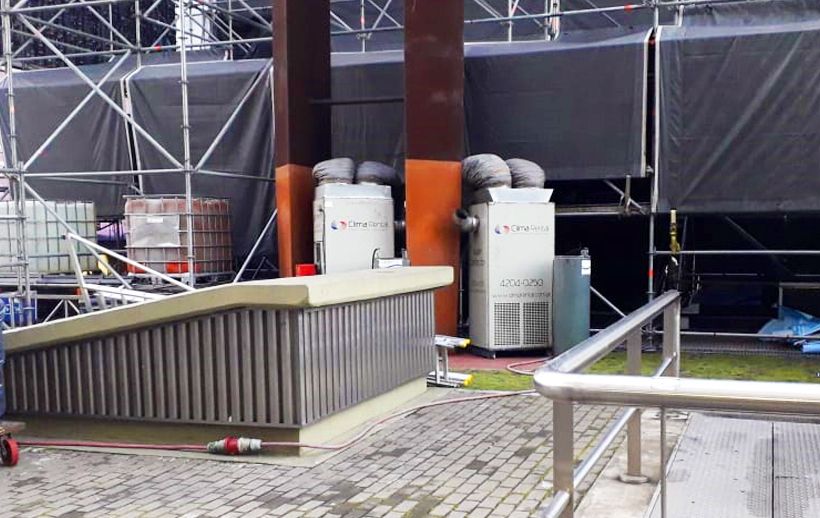 Instalación de calefacción por debajo del escenario 
