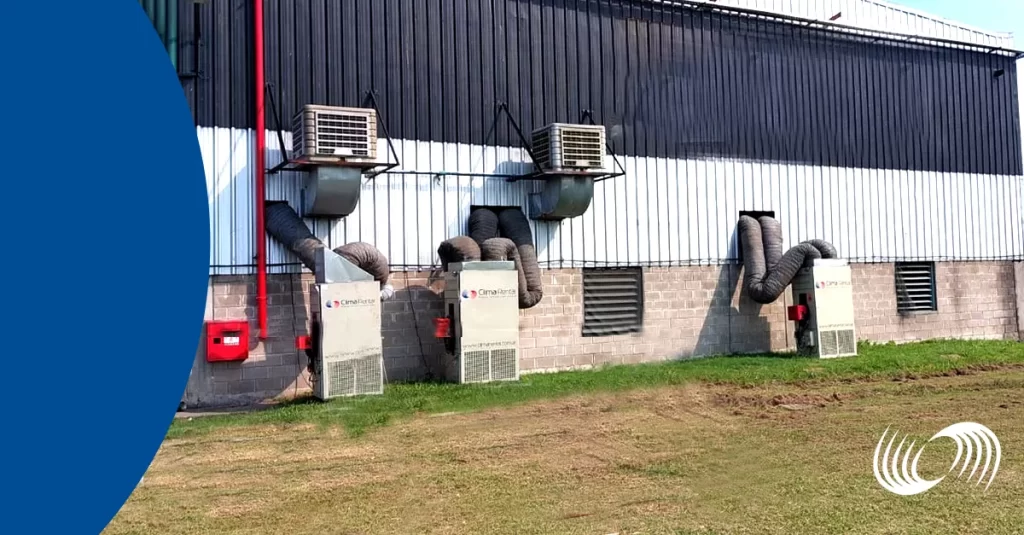 Equipos de ventilación industrial instalados en galpón metalúrgico para mejorar confort térmico