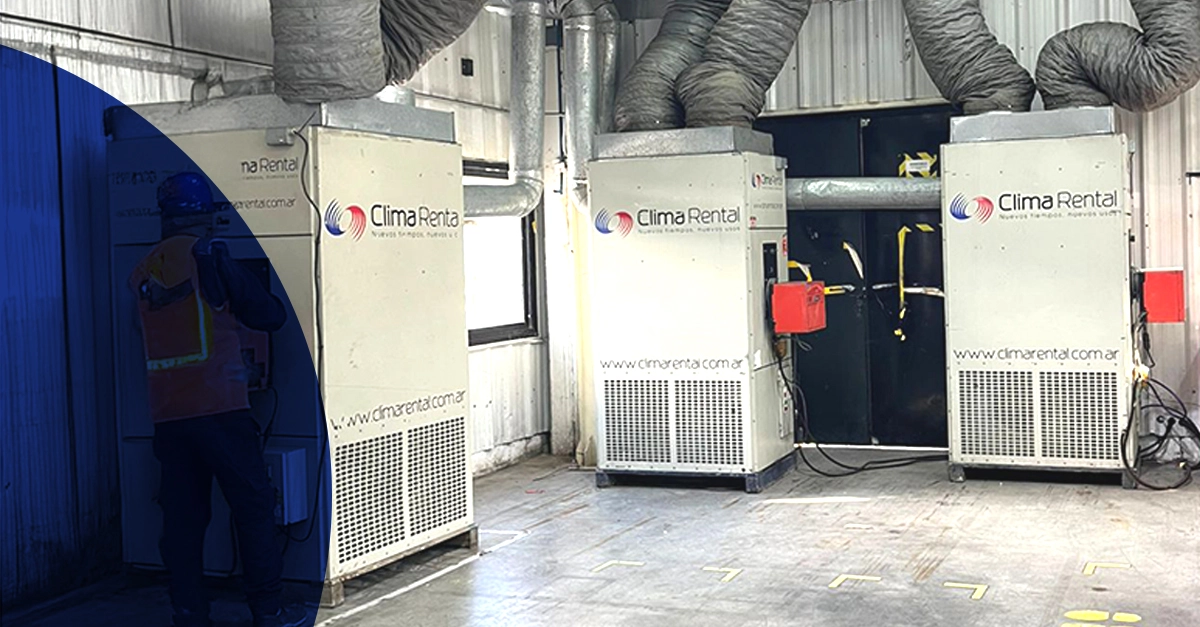 Equipo de climatización puntual calefaccionando un puesto de trabajo en una planta industrial durante bajas temperaturas