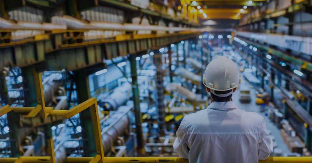 Estrategias preventivas para asegurar el suministro eléctrico industrial durante el aumento de la demanda en verano mediante grupos electrógenos de respaldo.
